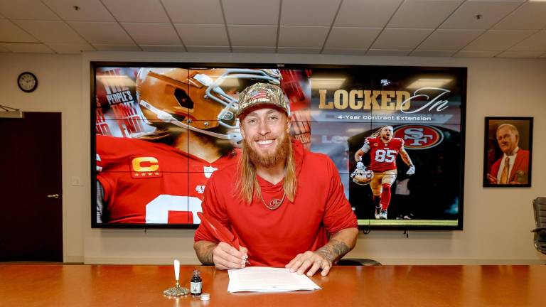 George Kittle al momento de firmar su extensión de contrato con los 49ers de San Francisco.
