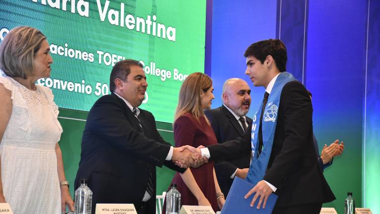 Directivos del Instituto Senda entregaron los documentos a sus nuevos egresados.