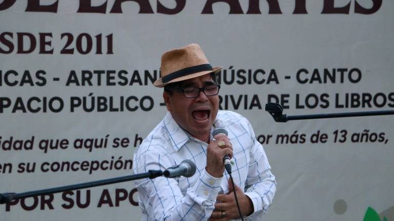 El baladista Juleo Calderón debutó en el Paseo de las Artes.