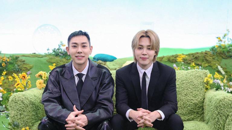 Jimin junto con el rapero Loco.