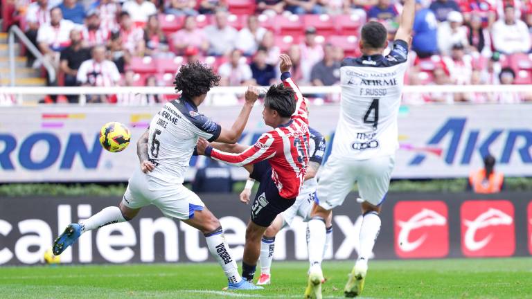 Chivas y Querétaro empatan a un gol.