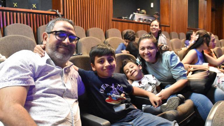 Alan Valenzuela y Patricia Ahumada con sus hijos Alan Gael y Liam Manuel celebran con música el Día del Niño.