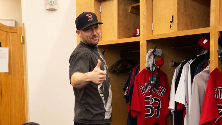 Alex Bregman ya se vistió de Medias Rojas para ponerse a tono en la pretemporada.