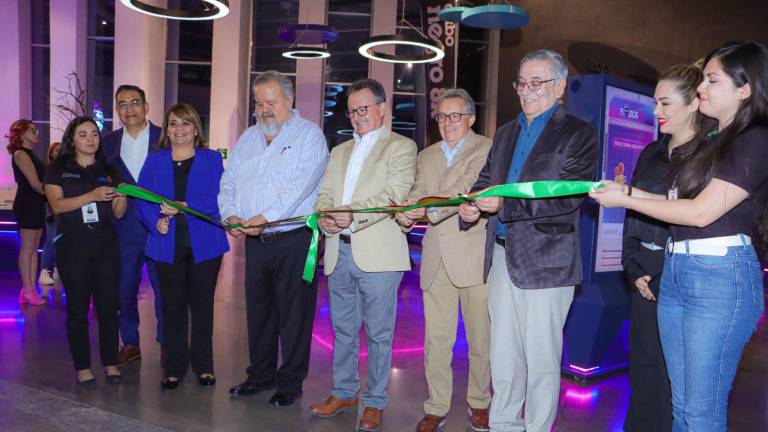 Directivos del Centro de Ciencias, CONFÍE e invitados especiales realizan el corte de listón.