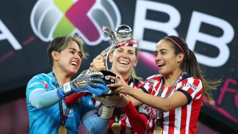 La sinaloense Blanca Félix (izquierda), con el trofeo de campeonas de la Liga MX Femenil, junto a Alicia Cervantes y Carolina Jaramillo.