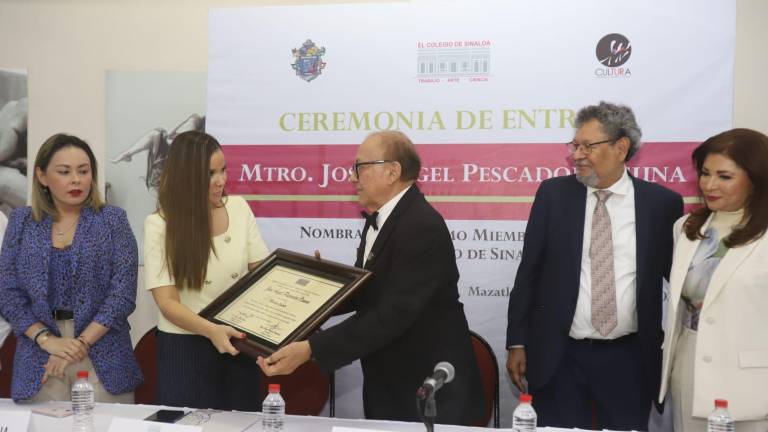 José Ángel Pescador recibió el reconocimiento de manos de Mireya Sosa, secretaria de Turismo, en representación del Gobernador Rubén Rocha Moya.