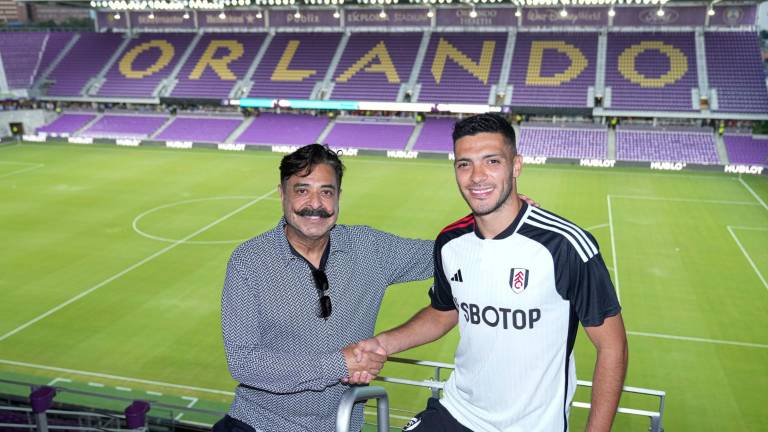 Shahid Shad Khan presenta a Raúl Jiménez.