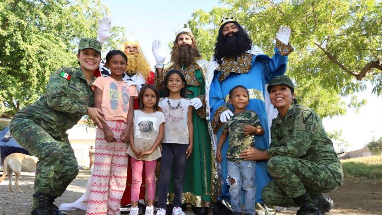 Niños de la colonia Felicidad posaron junto a los elementos de la Tercera Región Militar.