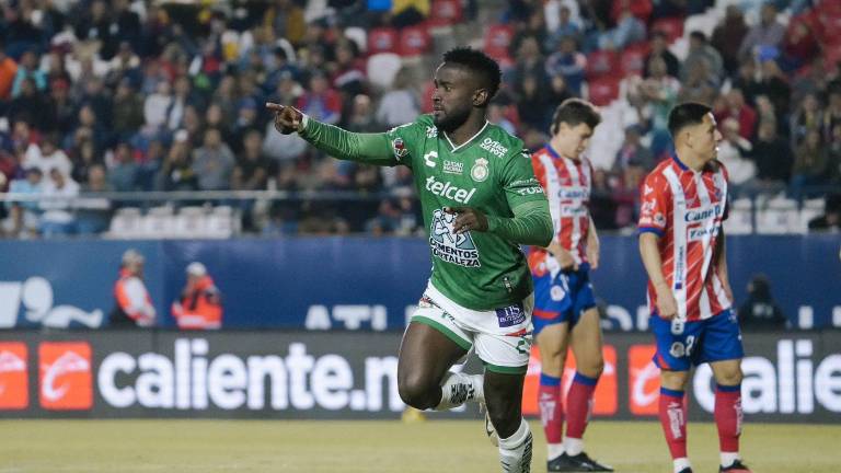 Stiven Mendoza anotó el primer gol del León, que terminó por quedarse con los tres puntos