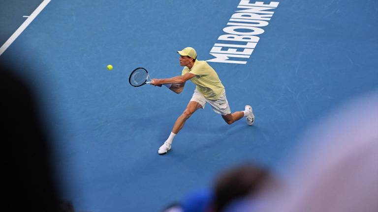 Jannik Sinner compite ante Marcos Giron en la tercera ronda del Abierto de Australia 2025.