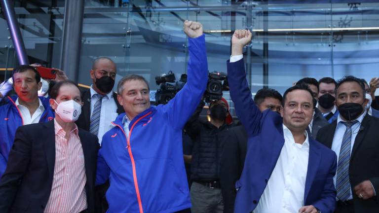 Diego Aguirre (en medio) fue presentado como nuevo entrenador de Cruz Azul.