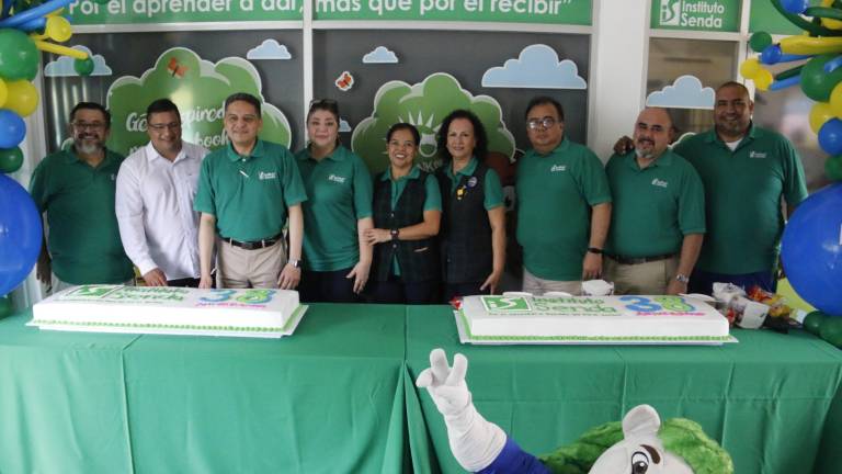 Directivos y académicos comparten con la comunidad estudiantil su alegría por el 38 aniversario.
