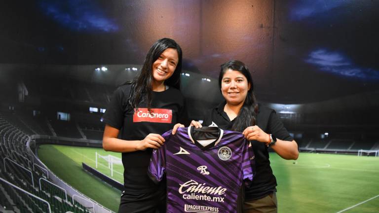 Samantha López (izq.) llega procedente de Pumas.