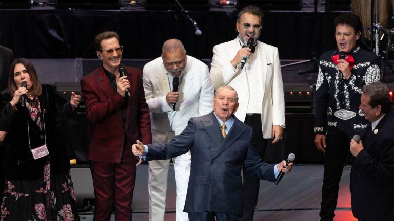 Artistas brindan merecido homenaje a Marco Antonio Muñiz.