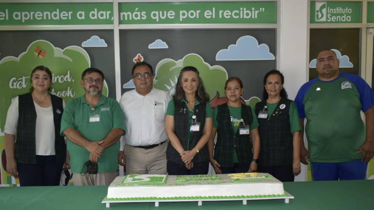 Directivos y maestros del Instituto Senda celebran 37 años en las instalaciones del plantel.