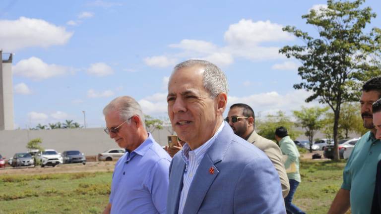 Gerardo Vargas Landeros y funcionarios llegan a la audiencia.