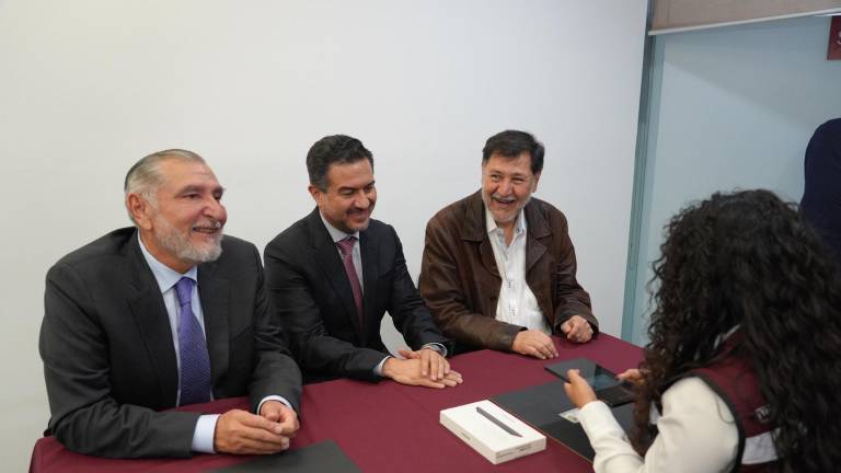 El Senador por Veracruz, Miguel Ángel Yunes Márquez, al centro, se afilia a Morena.