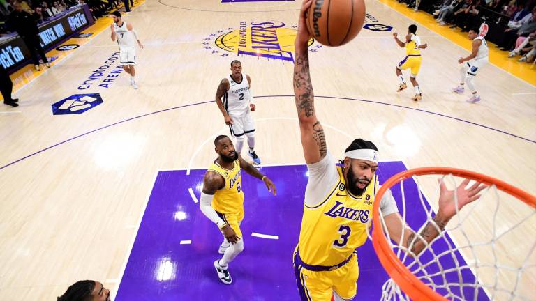 Anthony Davis tuvo 16 puntos.