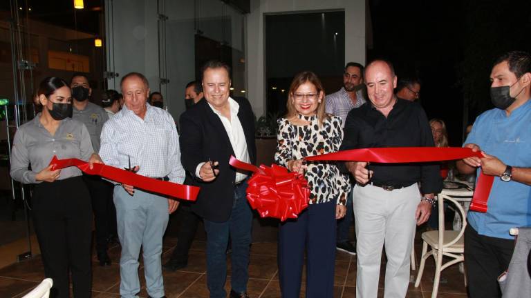 Directivos e invitados especiales realizaron el corte de listón.