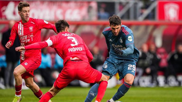 Santiago Giménez respondió a la titularidad con gol.