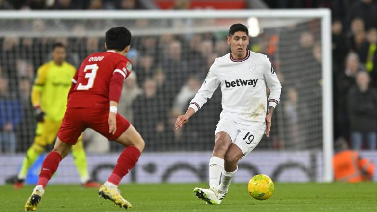 Edson Álvarez fue titular con el West Ham.