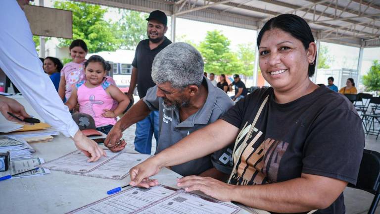 Ciudadanos aprovecharon la Jornada de Registro Gratuito en Culiacán para obtener documentos oficiales.