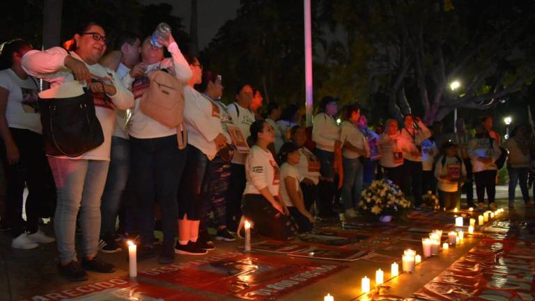 Familiares de personas desaparecidas gritaron consignas, encendieron veladoras y entonaron una canción representativa del movimiento.