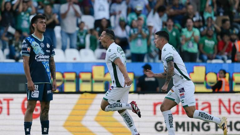 Andrés Guardado festeja su gol junto a James Rodríguez.