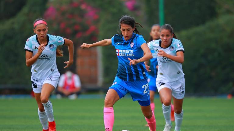 Karime Abud conduce el balón.
