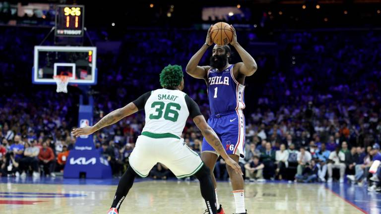 James Harden anota 42 puntos en el partido.