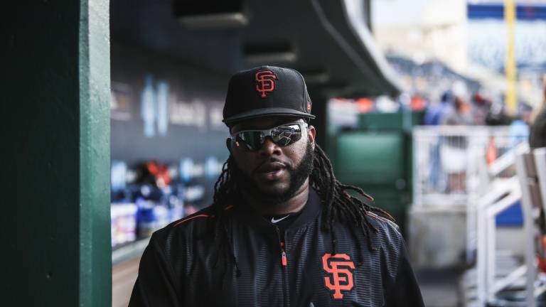 Johnny Cueto deja a los Gigantes de San Francisco para lanzar ahora para los Medias Blancas de Chicago.