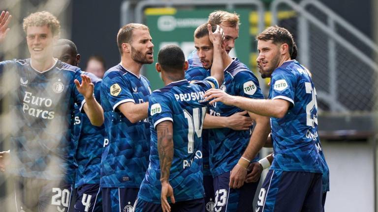 Santiago Giménez (derecha) se fue sin goles en el triunfo del Feyenoord.