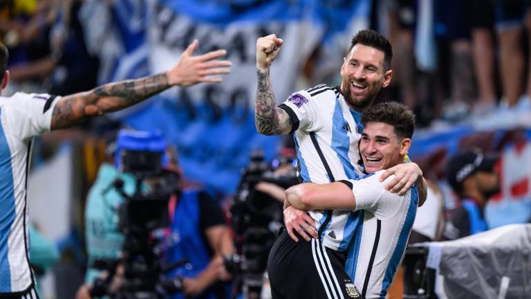 Argentina sufre, pero avanza a semifinales.