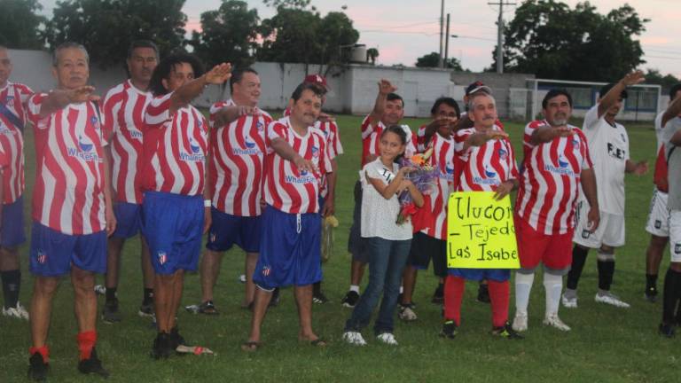 Los jugadores rinden la protesta deportiva.