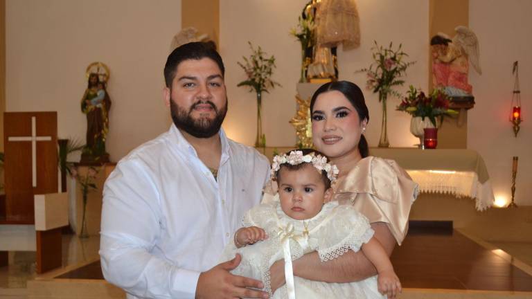 Neylan Carolina Amézquita junto a sus papás Luis Javier Amézquita y Marlenne Aracely Saldaña.