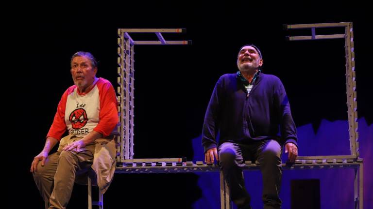 El público aplaudió la obra “Y fuimos héroes” durante la inauguración de Escena Mazatlán 2025 en el Teatro Ángela Peralta.