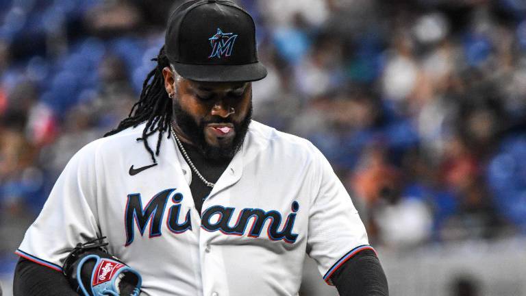 Johnny Cueto estará fuera, al menos, 15 días de toda actividad debido a una lesión en el bíceps.