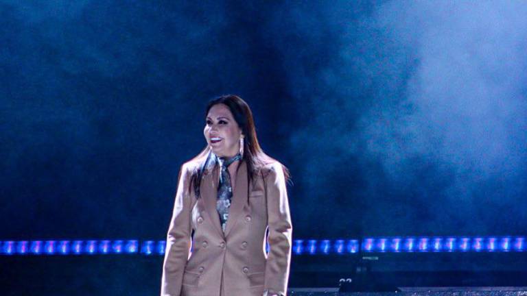 Pese al inconveniente de falta de aire, Ana Gabriel se presenta con mucho éxito en Puebla.