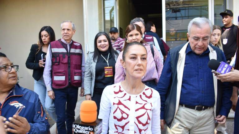 Claudia Sheinbaum, al dirigirse a la reunión de morenistas en el Polideportivo Juan S. Millán, en Culiacán.