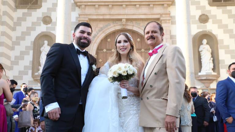 José Urquidy y Estefanía Durán junto a Eduardo García.