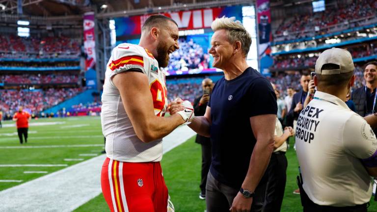 Kelce saluda al chef Gordon Ramsay.