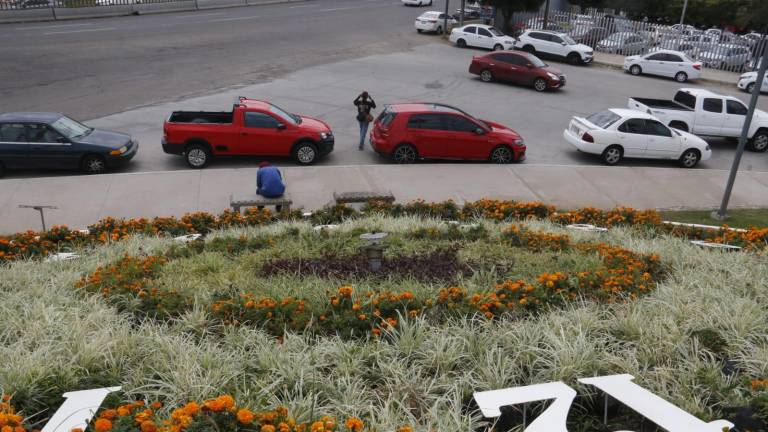 El reloj floral ubicado a un costado del Congreso de Sinaloa, en Culiacán, se encuentra sin las manecillas.