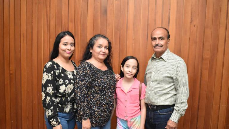 Luz Michelle Beltrán Mendoza, Liliana Mendoza, Cynthia Beltrán Mendoza y Óscar Beltrán Leyva.