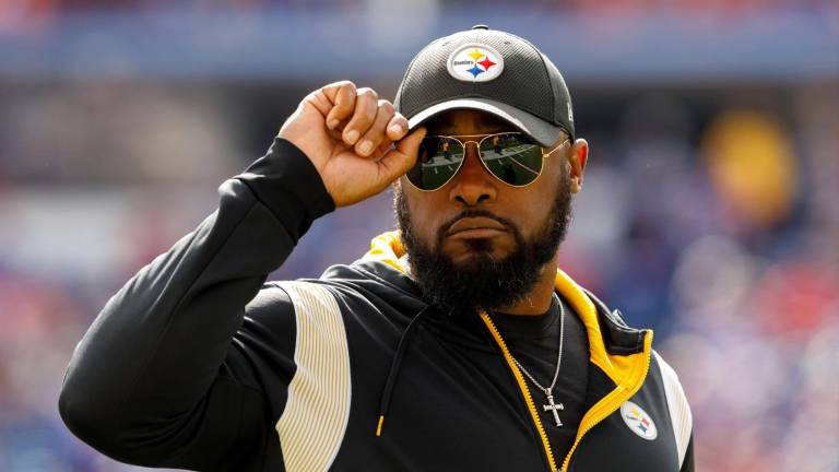 Mike Tomlin permanecerá como coach en jefe de los Steelers.