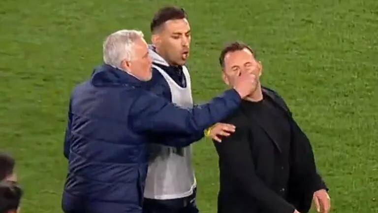 José Mourinho, DT de Fenerbahce, tomó de la nariz a Okan Buruk, entrenador de Galatasaray