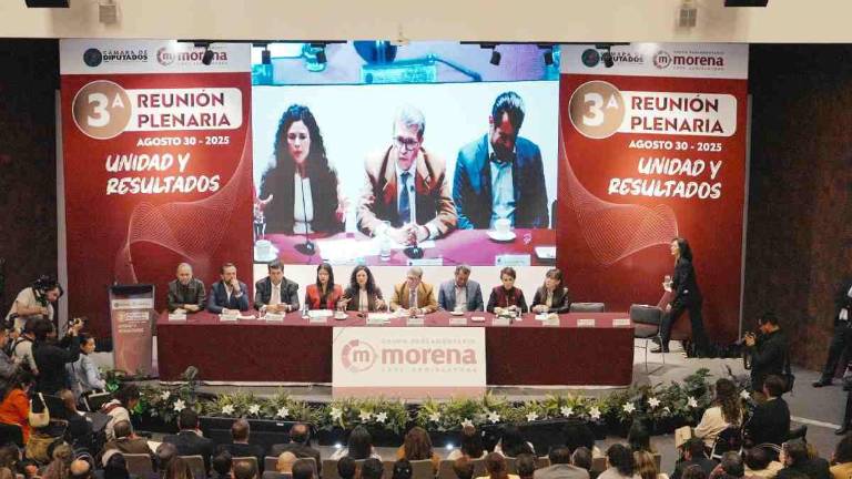 Luisa María Alcalde encabezó la reunión plenaria de Morena en San Lázaro, donde llamó a los diputados a reflejar austeridad.