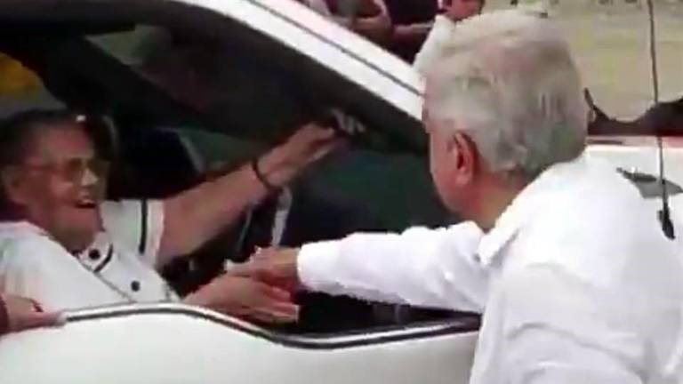 AMLO saluda a la mamá del “Chapo”.