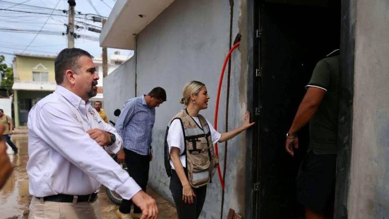 La Alcaldesa de Mazatlán Estrella Palacios Domínguez en un recorrido tras las lluvias que dejaron afectaciones.