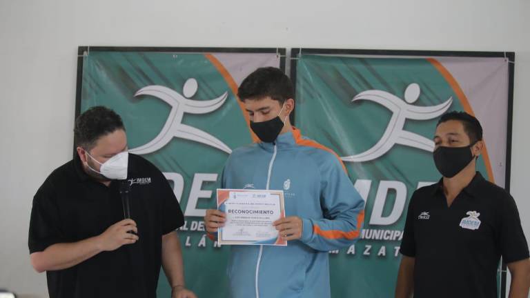 Alex García recibe su reconocimiento de parte del Imdem.
