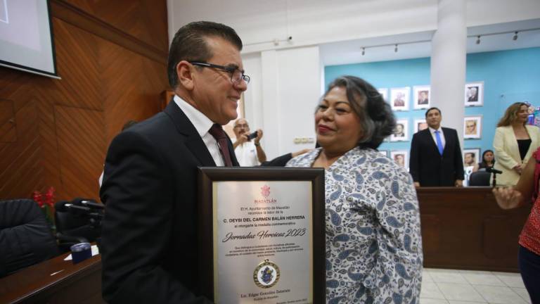 El Ayuntamiento de Mazatlán entregó la tarde de este viernes la medalla Jornadas Heroicas 2023 a Deysi del Carmen Balán Herrera.